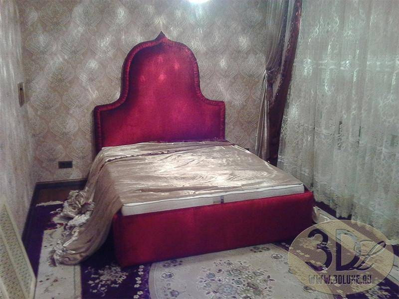 мягкая красная кровать с высоким изголовьем в Нижневартовске