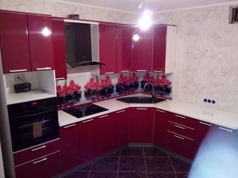 угловая бардовая кухня в Нижневартовске