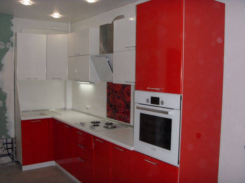 красно-белая кухня в Нижневартовске