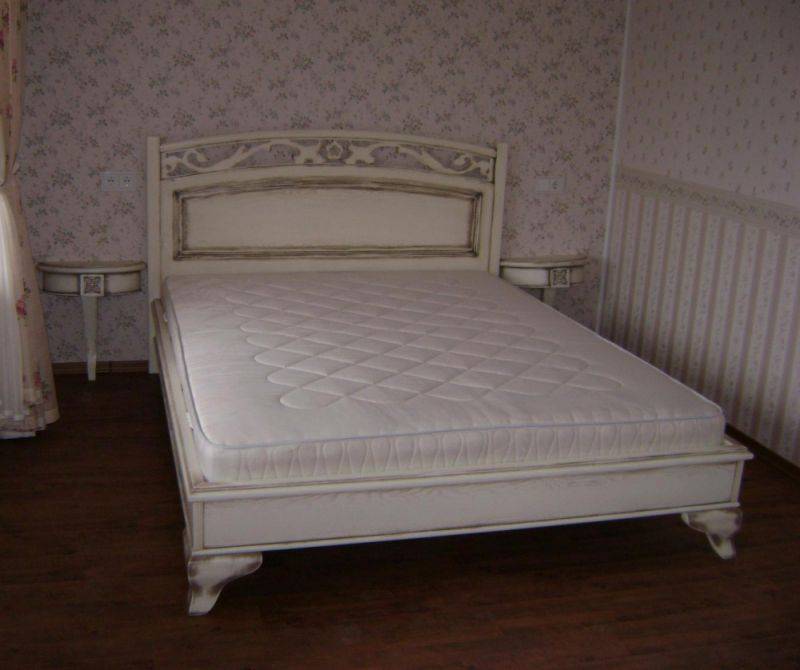 белая деревянная кровать в Нижневартовске