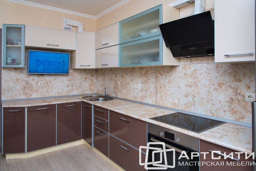 угловая бежевая кухня в Нижневартовске