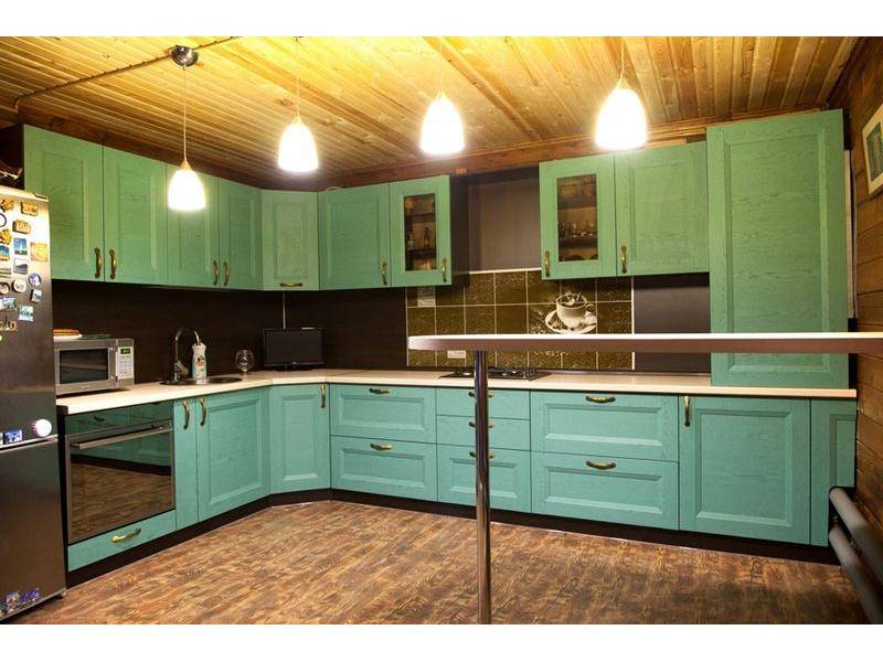 большая угловая кухня в Нижневартовске