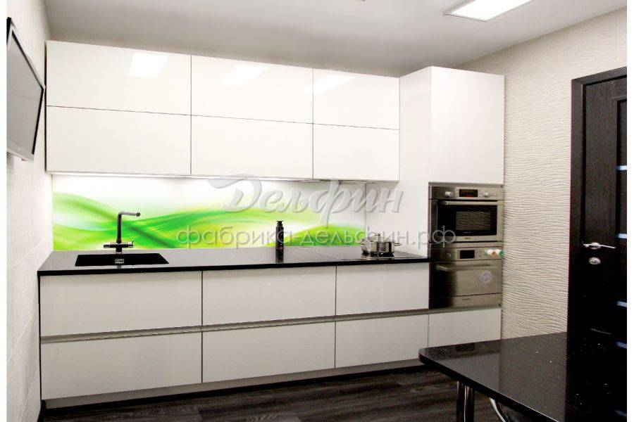 минималистичная белая кухня со скрытыми ручками в Нижневартовске