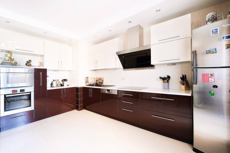 большая кухня комбинированных цветов в Нижневартовске