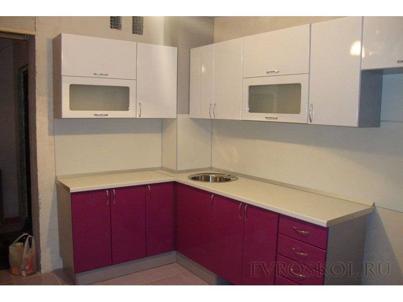 угловая бело-розовая кухня в Нижневартовске