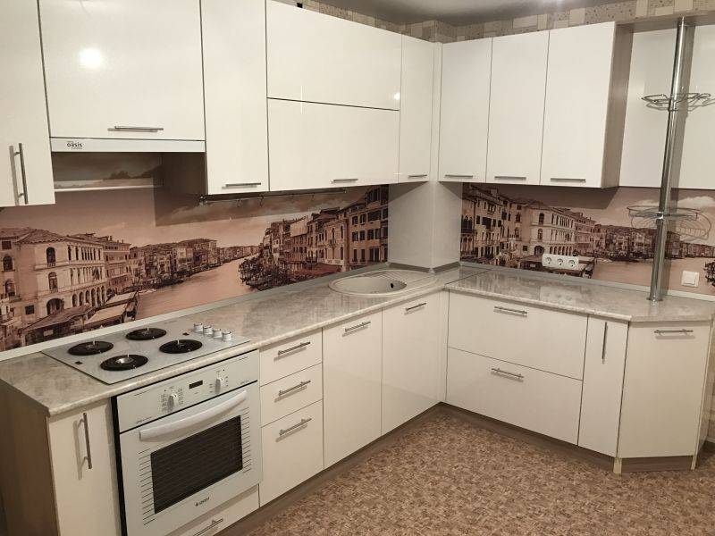 белая угловая кухня в Нижневартовске