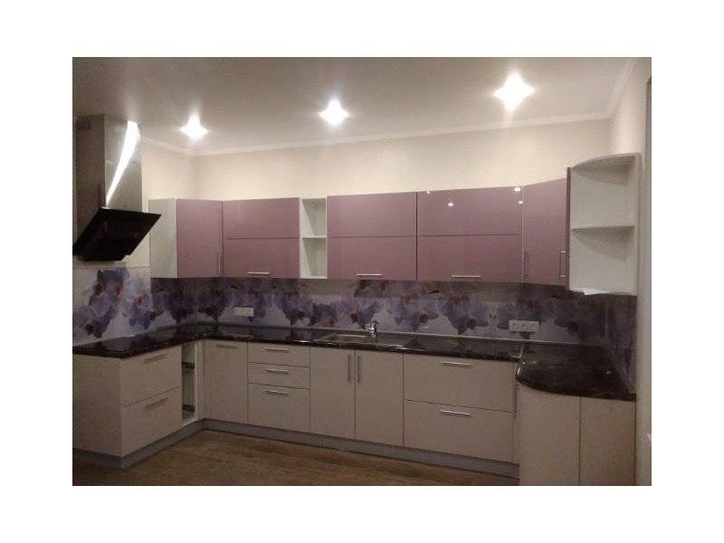 большая угловая кухня в Нижневартовске