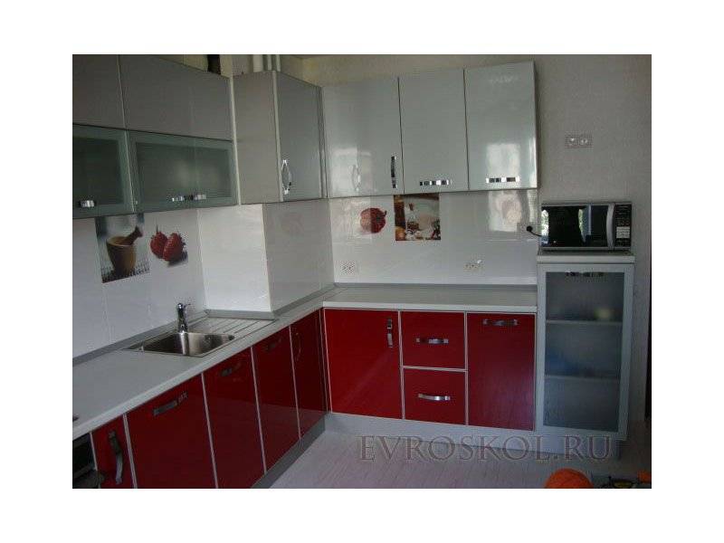 красно-белая угловая кухня в Нижневартовске