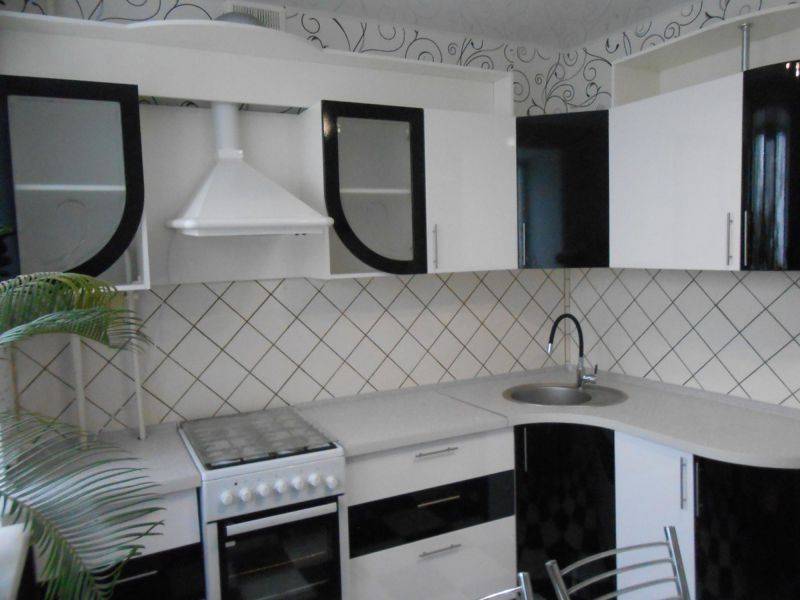 черно-белая угловая кухня в Нижневартовске