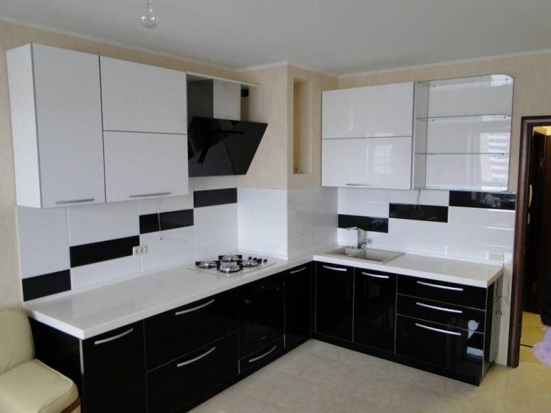 черно-белая кухня в Нижневартовске