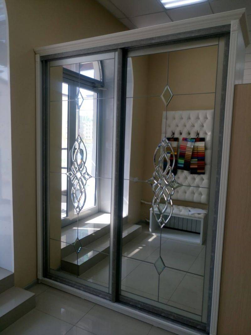 шкаф-купе с витражным рисунком в Нижневартовске