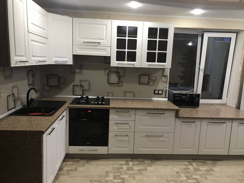 большая угловая кухня в Нижневартовске