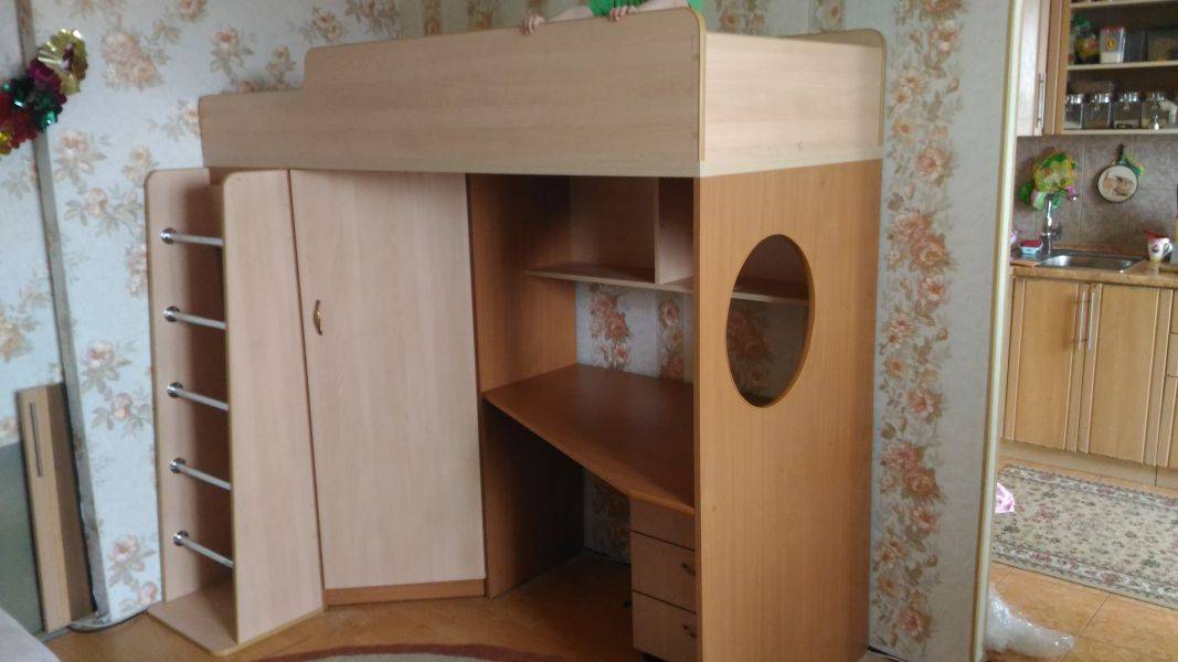 детская кровать-чердак с рабочим местом и шкафом в Нижневартовске