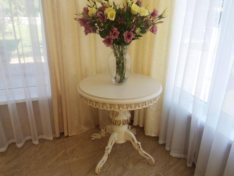 стол на большой резной опоре и резных лапах с резной юбкой (чпу) в Нижневартовске