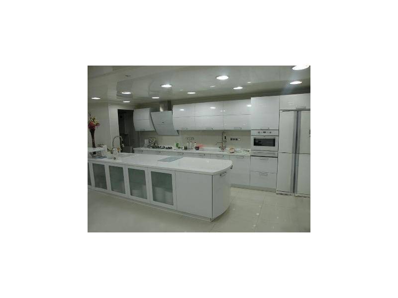 белый кухонный гарнитур с фасадами из стекла сити в Нижневартовске