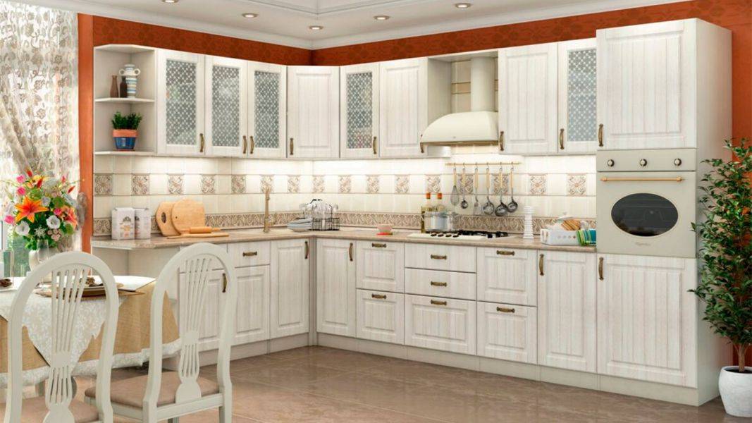 светлая кухня в классическом стиле в Нижневартовске