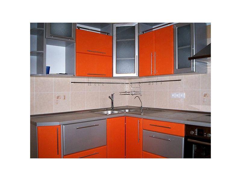 яркая угловая кухня в Нижневартовске