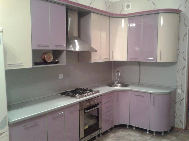 светлая кухня из пластика в Нижневартовске