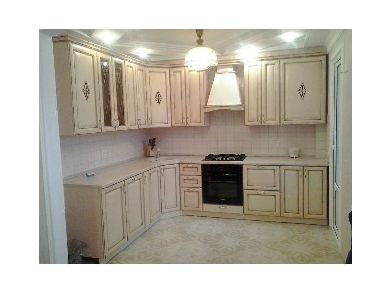 светлая угловая классическая кухня мдф в Нижневартовске