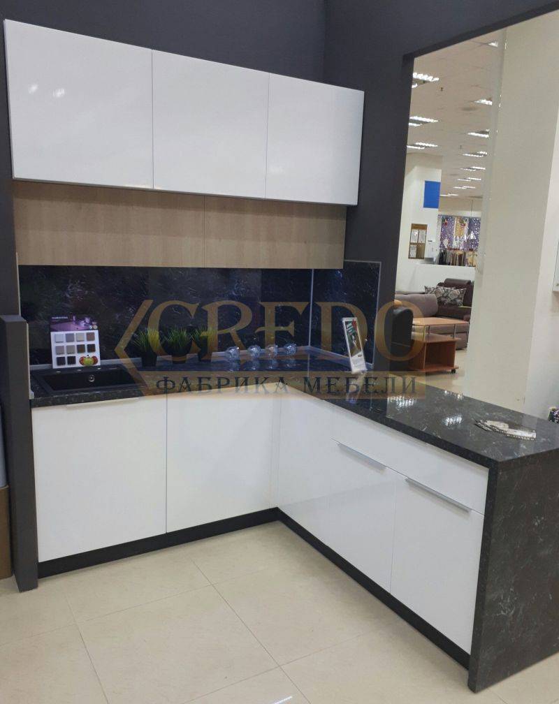 небольшая угловая кухня в Нижневартовске