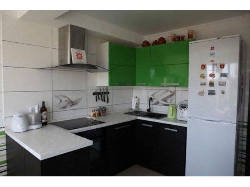 современная черно-зеленая кухня в Нижневартовске