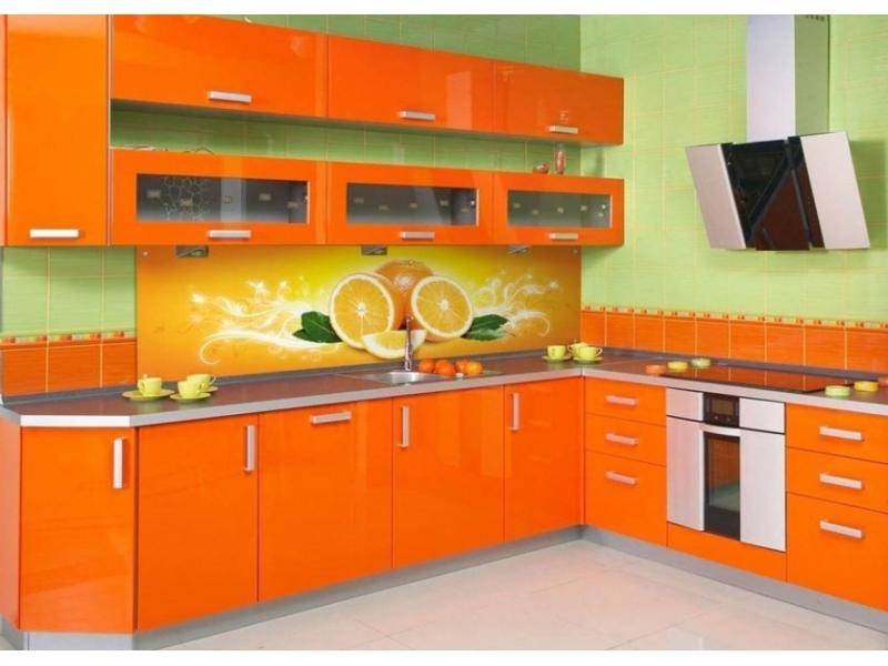 яркая угловая кухня в Нижневартовске