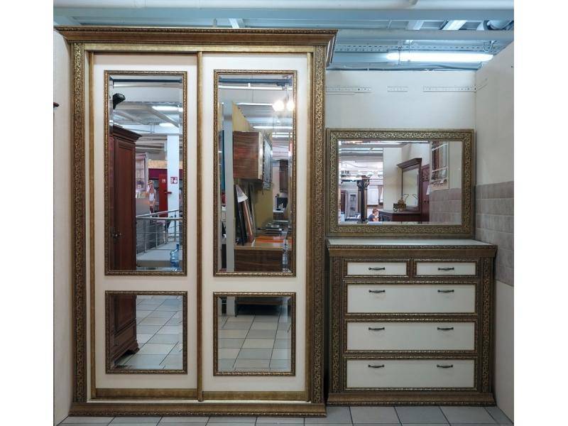 прихожая с комодом и зеркалом в Нижневартовске