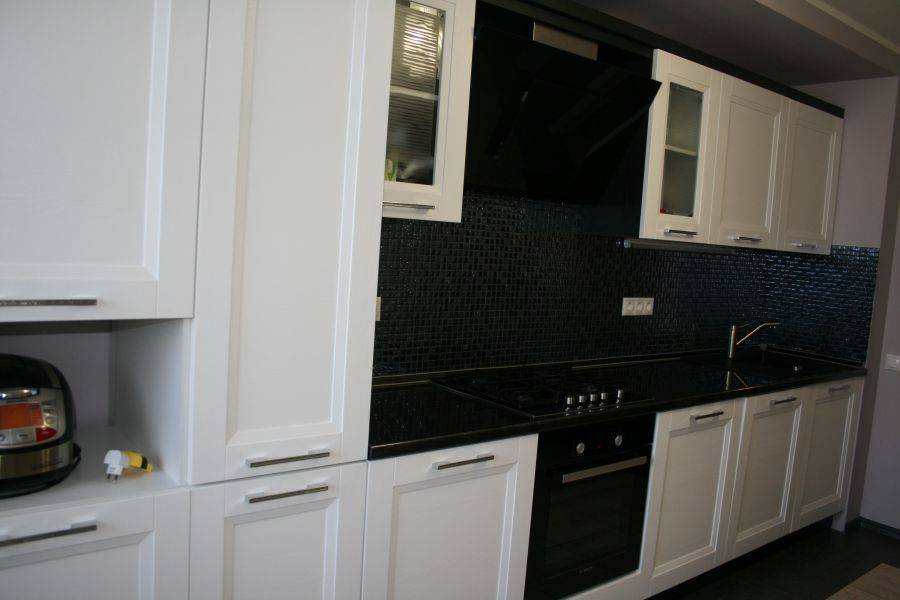 прямая черно-белая кухня в Нижневартовске