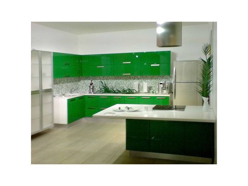 кухня зеленая с островом в Нижневартовске