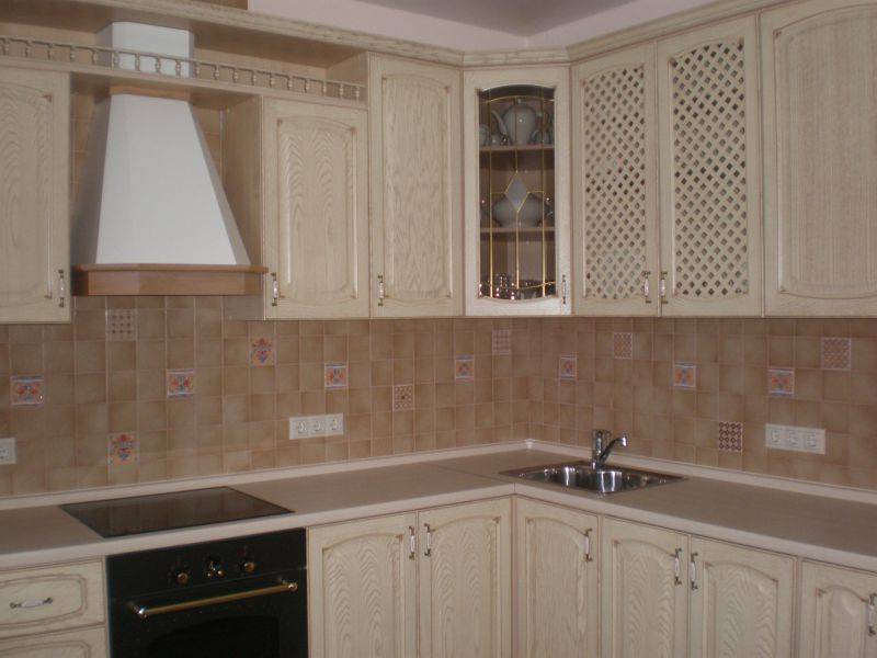 светлая угловая кухня в Нижневартовске