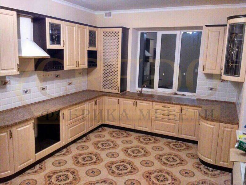 большая угловая кухня в Нижневартовске